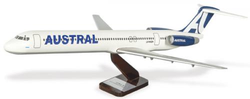Lote 1493
Maqueta de avión de Austral en resina con placa de UALA (Unión de Aviadores de Líneas Aereas).