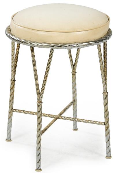 Lote 1497
Taburete en latón con patas unidas con chambrana en X y tapicería de curpiel blanca.
Años 70