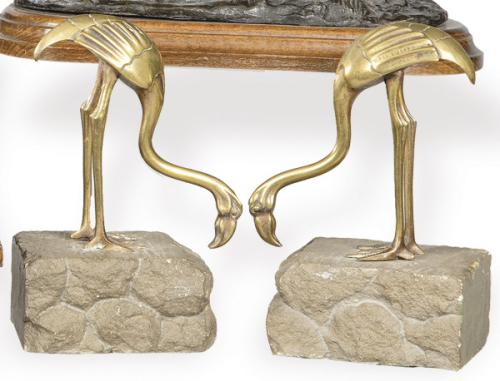 Lote 1497
Pareja de sujetalibros en forma de flamencos de bronce dorado con base de piedra.