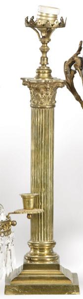  Lámpara de mesa con vástago de bronce en forma de columna clásica, S. XIX.