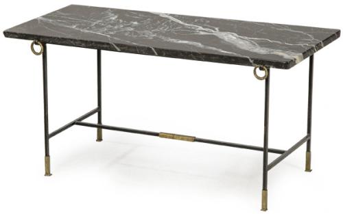 Lote 1530
Mesa baja rectangular con estructura de hierro pintado de negro y monturas de latón, con tapa de mármol.
Años 50