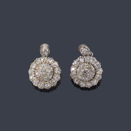  Pendientes largos con diseño de rosetón con diamantes talla antigua de aprox. 3,00 ct en total. S. XIX.