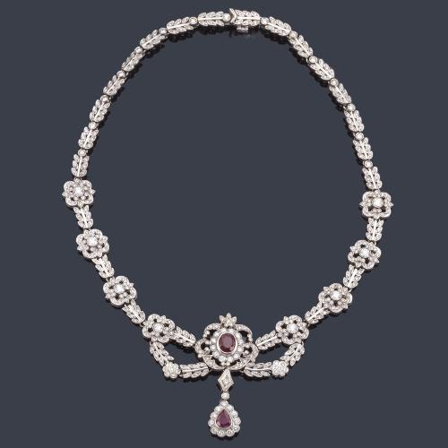  Collar con dos rubíes talla perilla de aprox. 1,00 ct y talla oval de aprox. 1,50 ct con diamantes talla brillante y sencilla de aprox. 6,88 ct en total.