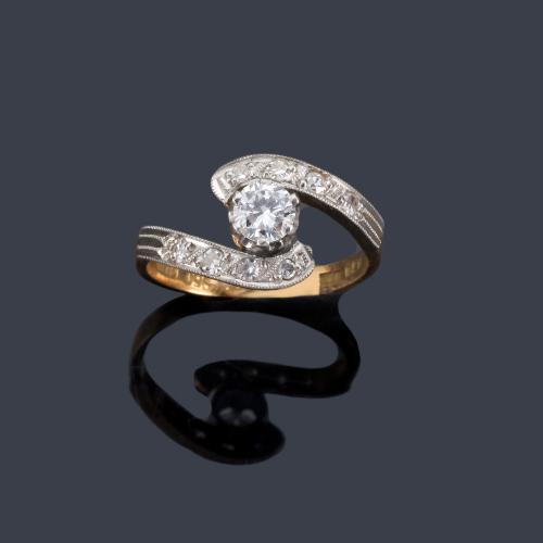  Anillo con brillante central de aprox. 0,30 ct con dos brazos contrapeados con diamantes talla 8/8.