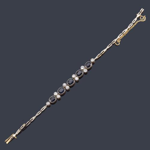  Pulsera con cinco zafiros talla oval de aprox. 2,50 ct en total intercalado con diamantes talla antigua. Años '30.