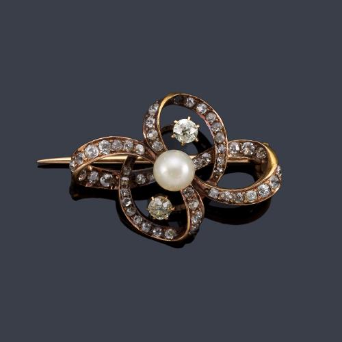  Broche con motivos circulares con diamantes talla antigua con una perlita central. S. XIX.