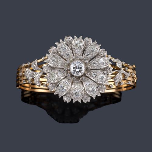  Pulsera convertible en broche con diamantes talla brillante y antigua de aprox. 4,20 ct en total. Finales S. XIX.