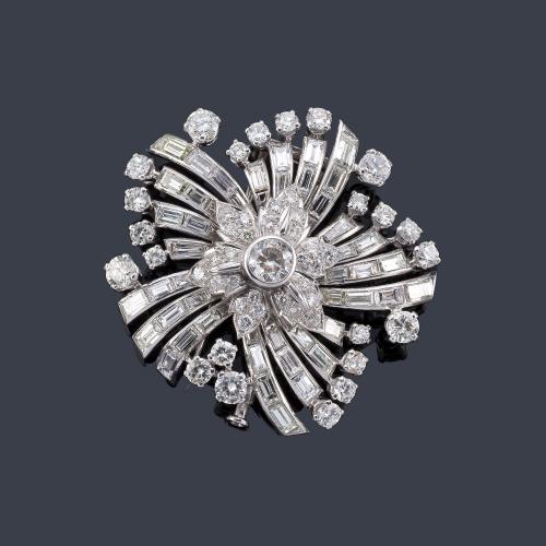  Broche con diseño floral con diamantes talla brillante y baguette de aprox. 9,65 ct en total.