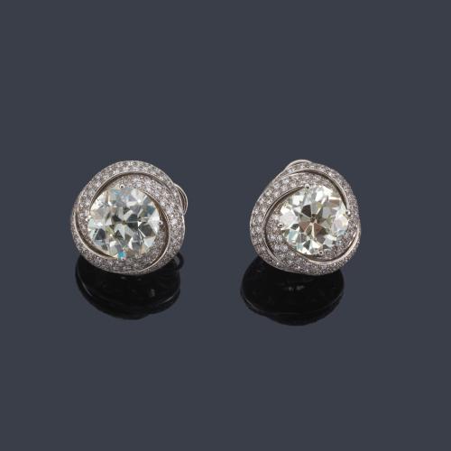  Pendientes cortos con pareja de diamantes talla antigua de aprox. 4,14 ct y 3,82 ct con orla en pavé de brillantes.