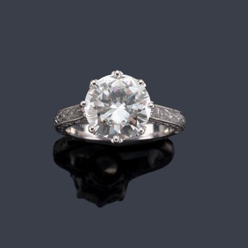  Solitario con brillante de aprox. 2,92 ct en montura cincelada con motivos vegetales de oro blanco de 18K.