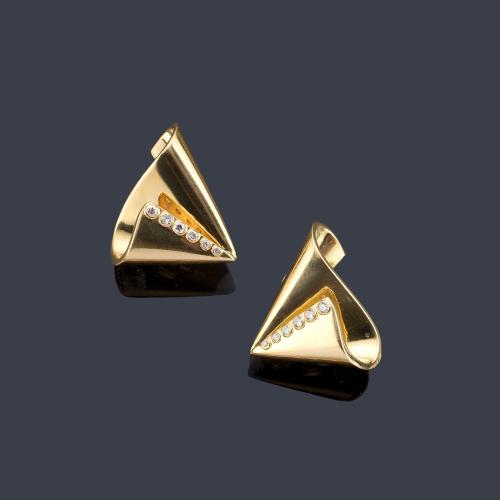 Lote 2129
Pendientes cortos con diseño ondulado con banda de brillantes en montura de oro amarillo de 18K.