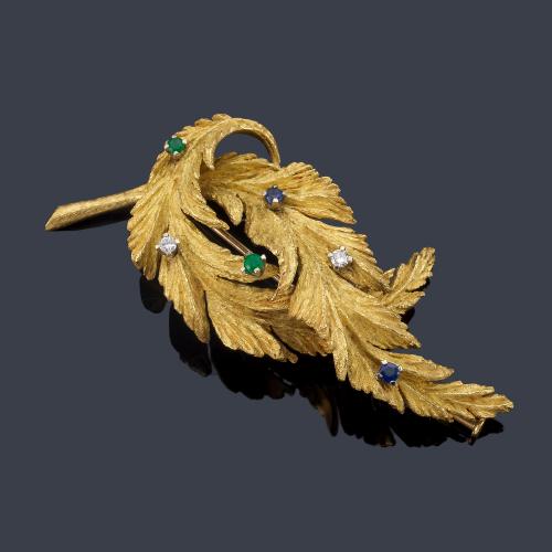 MONÉS JOYEROS
Broche con diseño vegetal con decoración de brillantes, esmeraldas y zafiros sobre montura de oro amarillo mate de 18K.