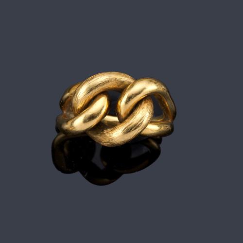  MONÉS JOYEROS
Anillo con diseño de doble nudo en la parte superior realizado en oro amarillo de 18K.
