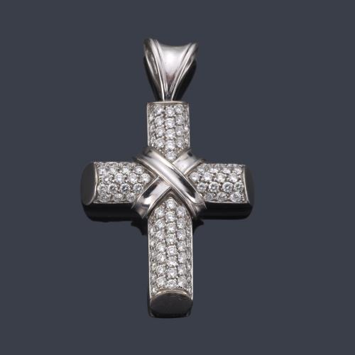  Cruz con brillantes en pavé de aprox. 2,10 ct en total realizado en oro blanco de 18K.