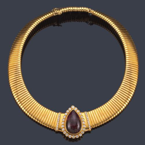  Collar con turmalina rubelita talla perilla con orla de brillantes de aprox. 1,92 ct en total.