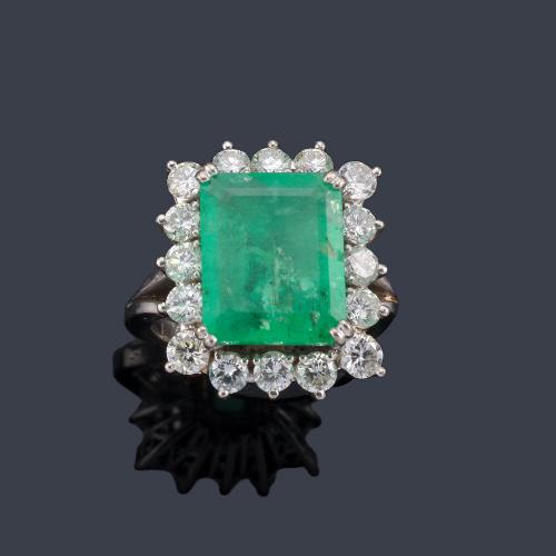  Anillo con esmeralda central de aprox. 6,91 ct con orla de brillantes en montura de oro blanco de 18K.