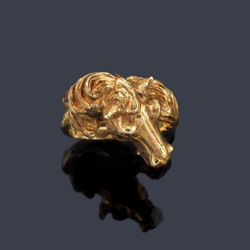  Anillo con diseño de cabeza de caballo en oro amarillo de 18K.