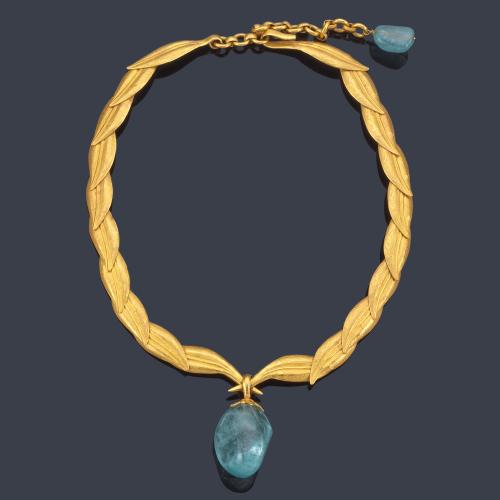 Lote 2170
Collar con pareja de aguamarinas pulidas en montura de oro amarillo mate de 18K.