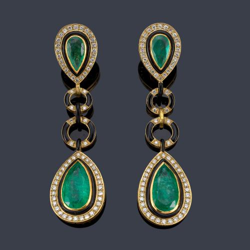 Lote 2174
LUIS GIL
Pendientes largos con esmeraldas talla perilla de aprox. 17,00 ct en total, con brillantes y ónix.