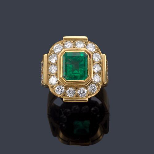 Lote 2175
Anillo con esmeralda central de aprox. 2,50 ct con orla de brillantes de aprox. 1,56 ct en total.