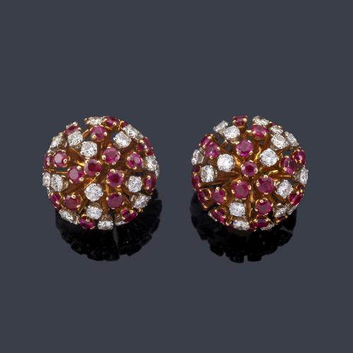  Pendientes cortos con diseño bombé con cuajado de rubíes y brillantes en montura de oro amarillo de 18K.