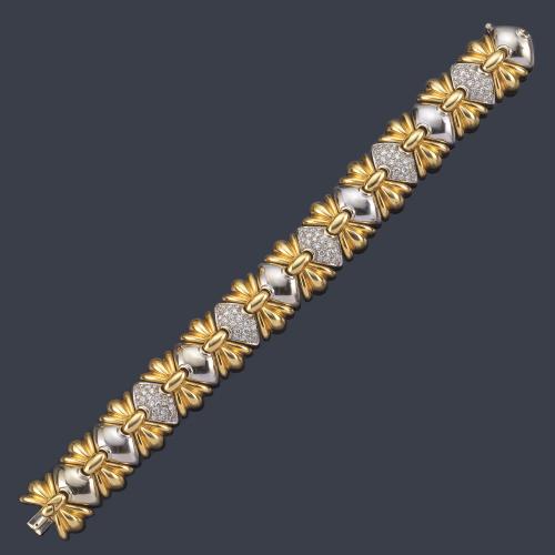 Lote 2193
Pulsera con motivos cuajados de brillantes de aprox. 4,00 ct en total intercalado con motivos gallonados en oro amarillo de 18K.