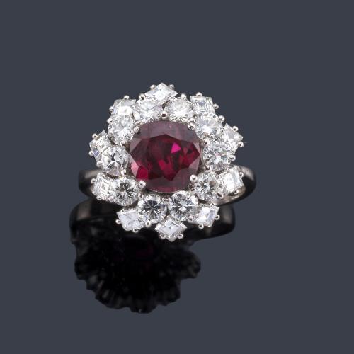 Lote 2210
Anillo con rubí central de aprox. 2,00 ct con doble orla de diamantes talla carré y brillante de aprox. 1,70 ct en total.