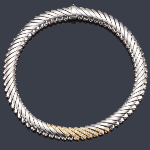 Lote 2212
Collar con eslabones articulados con centro en oro amarillo de 18K con bandas de brillantes.