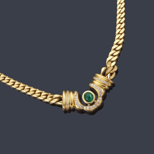 Lote 2227
Collar con esmeralda central talla cabujón de aprox. 2,40 ct con banda curvada de brillantes.