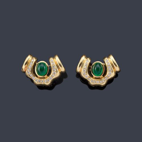 Lote 2230
Pendientes cortos con banda curvada de brillantes y pareja de esmeraldas talla cabujón de aprox. 2,80 ct en total.