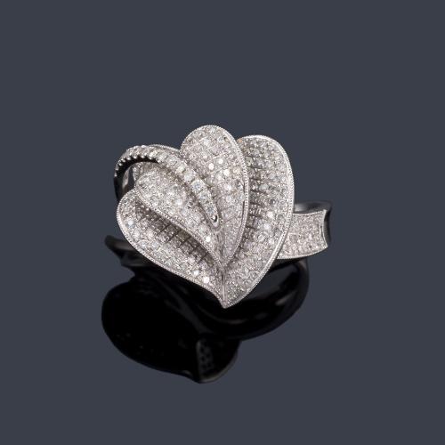  Anillo con diseño de hoja cuajada de brillantes de aprox. 1,19 ct en total.