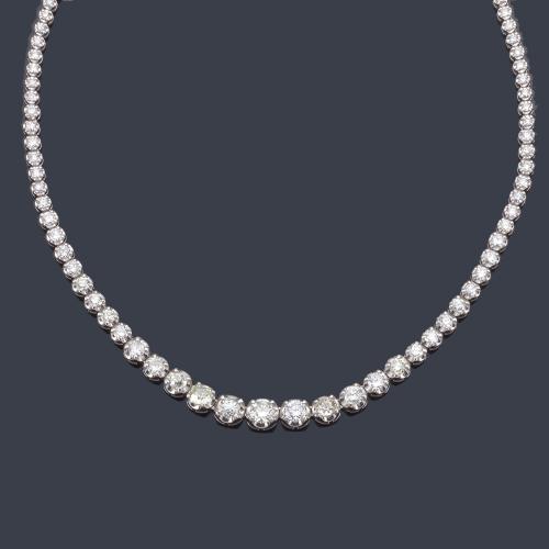 Lote 2256
Collar rivière con brillantes de aprox. 12,58 ct en total en disminución.