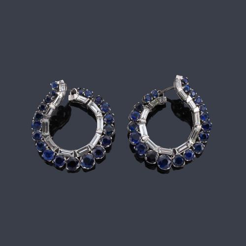 Lote 2258
Pendientes tipo criolla con banda de zafiros talla redonda de aprox. 3,60 ct en total y diamantes talla baguette.
