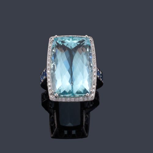 Lote 2276
Anillo con gran aguamarina de aprox. 18,59 ct con orla de brillantes de aprox. 0,58 ct y zafiros talla redonda en ambos brazos de aprox. 2,33 ct en total.