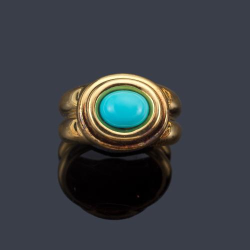 Lote 2291
Anillo con turquesa talla cabujón en montura de oro amarillo de 18K.
