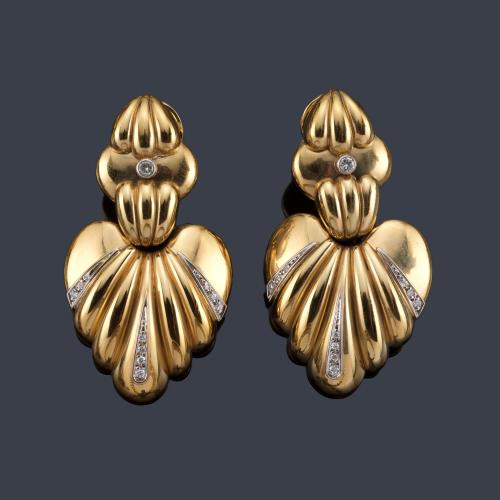 Lote 2295
Pendientes largos con diseño gallonado con detalles de brillantes en montura de oro amarillo de 18K.