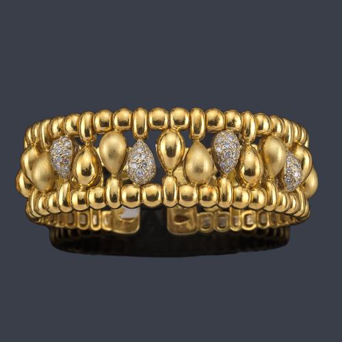  SYNTHESIS
Brazalete ancho con motivos en forma de gota con cuajado de brillantes intercalado con oro mate y brillo.