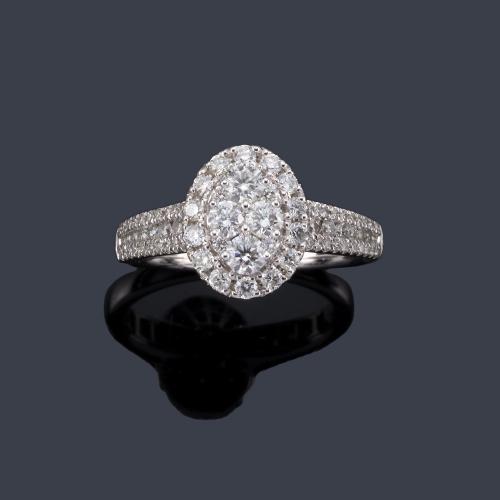  Anillo con centro ovalado en pavé de brillantes de aprox. 0,95 ct en total.