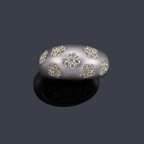 Lote 2313
Anillo bombé con motivos florales de brillantes en montura de oro blanco mate de 18K.