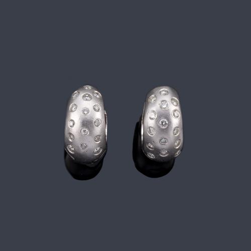 Lote 2314
Criollas con brillantitos en engaste a la rusa en montura de oro blanco mate de 18K.