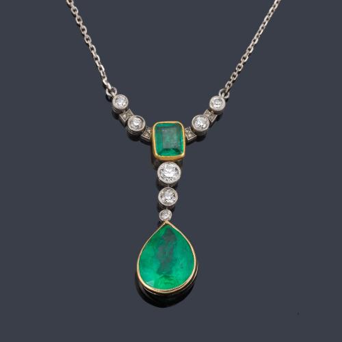  Collar con pareja de esmeraldas talla perilla de aprox. 5,80 ct y talla esmeralda de aprox. 2,70 ct respectivamente con brillantes de aprox. 1,10 ct en total.