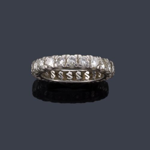 Lote 2320
Alianza completa con banda de brillantes de aprox. 1,15 ct en total.