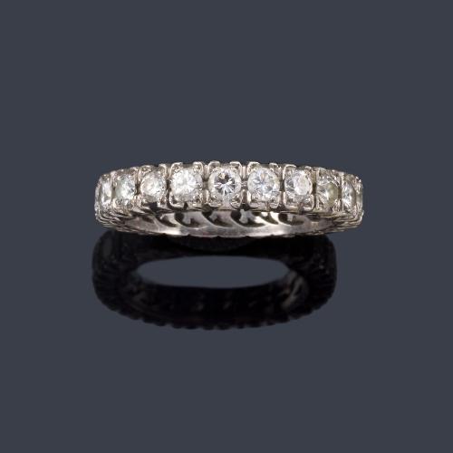  Alianza completa con brillantes de aprox. 1,10 ct en total en montura de oro blanco de 18K.