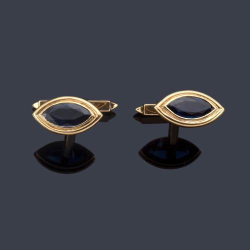 Lote 2328
LUIS GIL
Gemelos con pareja de zafiros talla marquís en montura de oro amarillo de 18K.