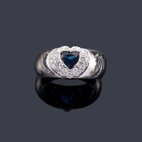 Lote 2351
Anillo con zafiro talla corazón con orla de brillantes en montura de oro blanco de 18K.