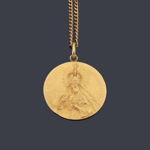  Medalla devocional con La Imagen de Nuestra Señora de la Esperanza Macarena en oro amarillo de 18K.