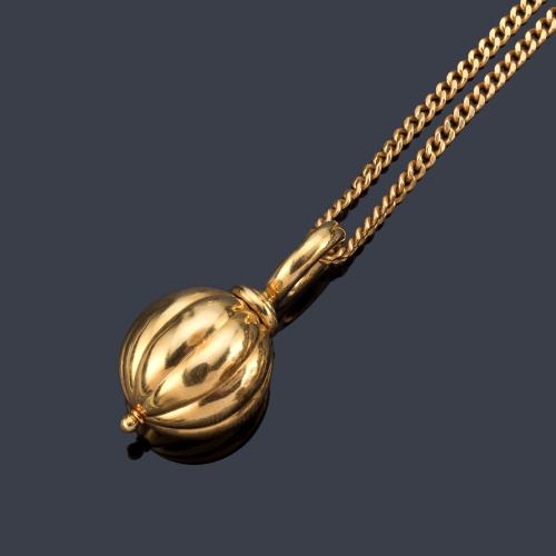  Colgante esférico con diseño gallonado en montura y cadena de oro amarillo de 18K.