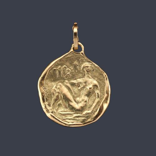  CARTIER
Colgante con el signo del Zodiaco de Virgo realizado en oro amarillo de 14K.