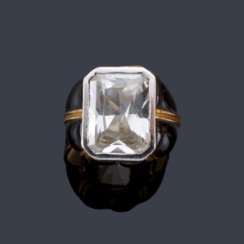  Anillo con gema incolora sobre montura de piezas de ónix en oro amarillo de 18K.