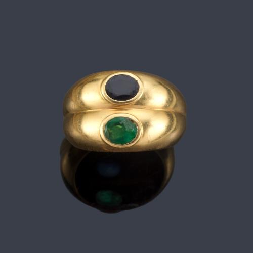 Anillo con esmeralda y zafiro talla oval en montura de oro amarillo de 18K.
